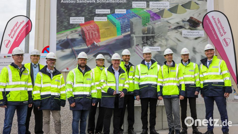Zum Besuch von Staatsminister Albert Füracker sind auch viele weitere regionale Politiker gekommen. Wie das Gelände mit dem Neubau aussehen soll, sieht man im Hintergrund. Bild: Wolfgang Steinbacher
