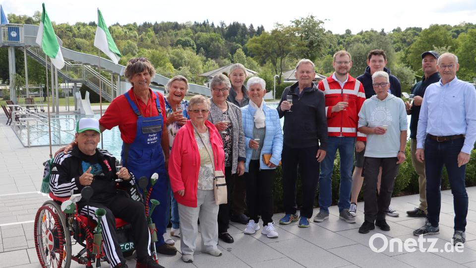 Die ersten Badegäste mit Bademeister Max Wagner (2.v.l.), Stv. Wasserwachtsvorsitzender Thomas Graf (5.v.r.), Dagmar Gabert (3.v.r.) und Bürgermeister Erwin Geitner (r.) Bild: mrr