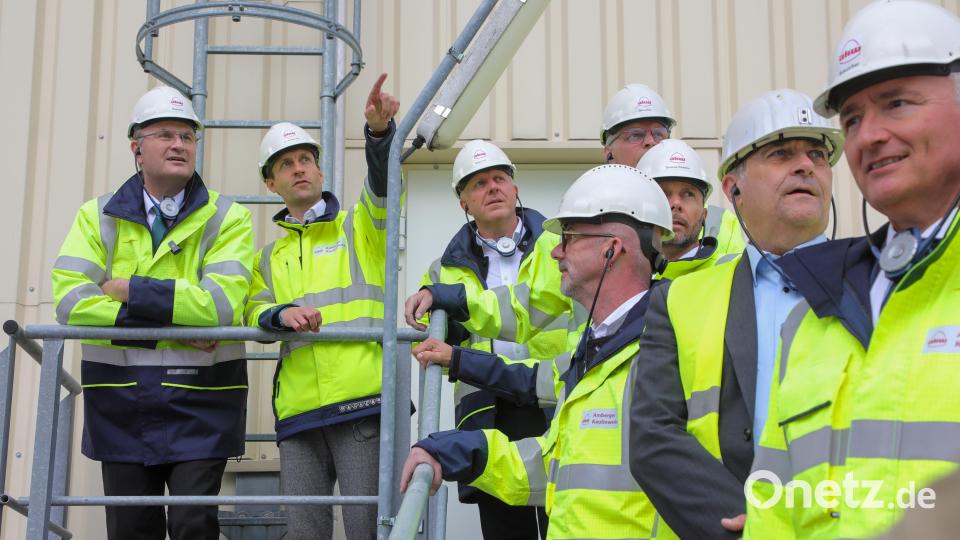 Werkleiter Matthias Kick (Zweiter von links) führt die Politikerdelegation um Minister Albert Füracker (links) durchs Sandwerk in Schnaittenbach. Bild: Wolfgang Steinbacher