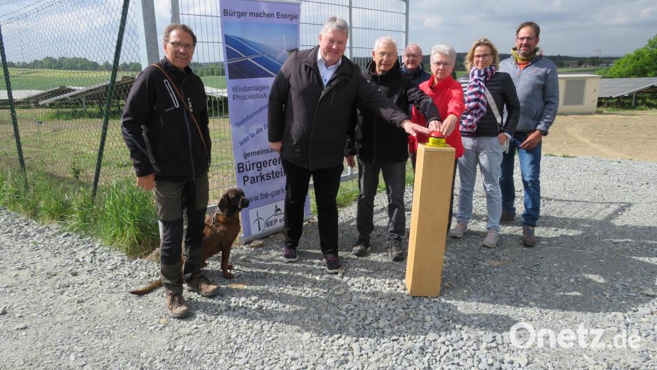 Mit dem symbolischen Drücken auf den roten Knopf ist der Solarpark &quot;Am Hart&quot; in Parkstein eröffnet. Bild: adj