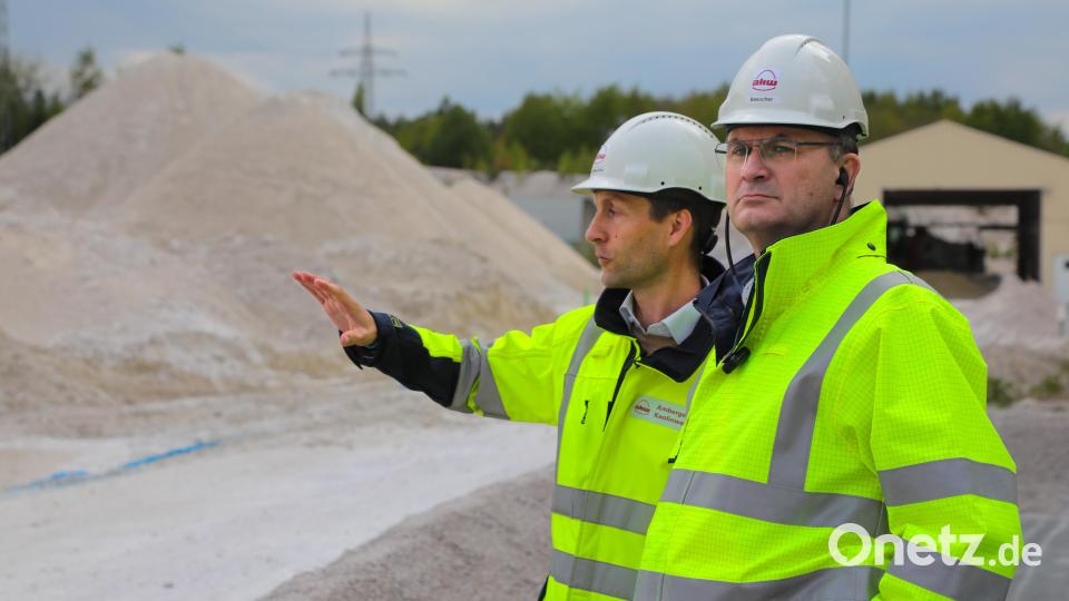 Werkleiter Matthias Kick (links) führt Minister Albert Füracker durchs Sandwerk in Schnaittenbach. Bild: Wolfgang Steinbacher
