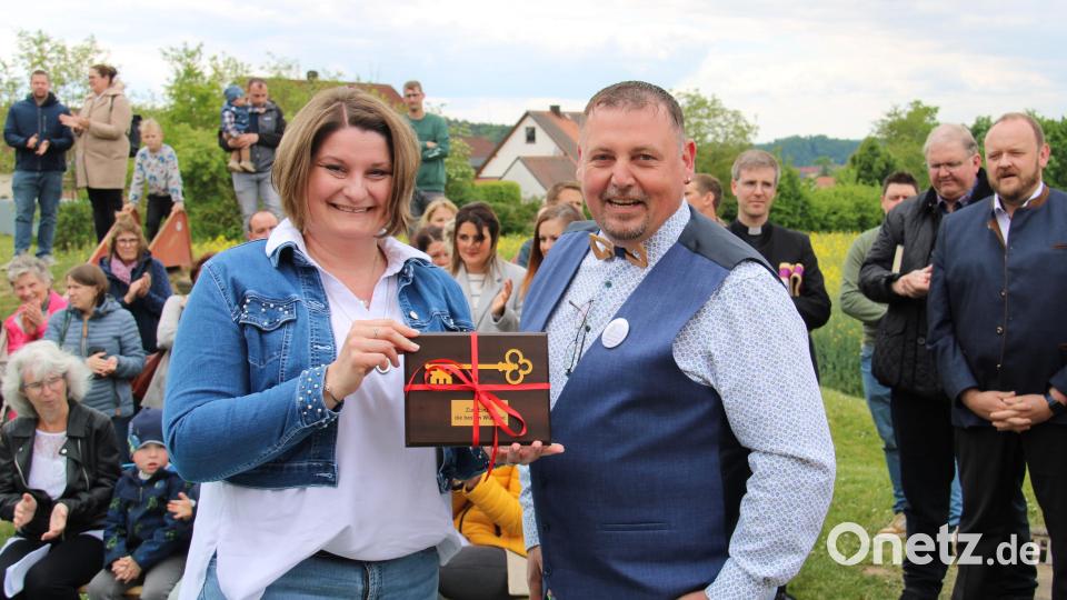 Bürgermeister Markus Ludwig reichte den Schlüssel weiter an Christina Bröckl, die Leiterin der Einrichtung, weiter. Bild: prh