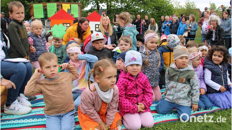 Mit einem großen Fest, zu dem gefühlt die Mehrzahl der Störnsteiner Einwohner kam, wurde die Einweihung des Umbaus der Kindertagesstätte Störnstein St. Franziskus gefeiert. Bild: Hans Prem