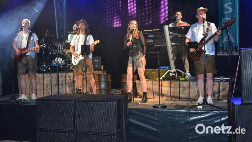 Zum vierten und vorerst letzten Mal spielte am Samstagabend beim 23. Hallenfest der Feuerwehr Pleußen die sechsköpfige Band „Pröllergeisda“ auf. Im Mittelpunkt stand Sängerin Laura mit ihrer klaren und mitreißenden Stimme. Bild: jr