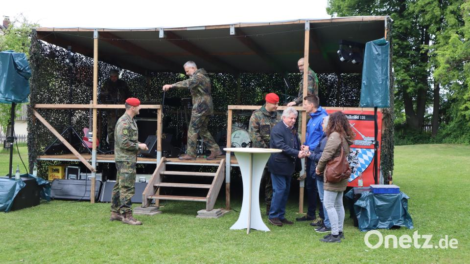 Benefiz-Konzert im Pfarrgarten, Frau Wolf, Frau Henkens und Herr Kindsgrab von der Stadt Windischeschenbach bekamen als Danke eine Medaille überreicht Bild: wrm