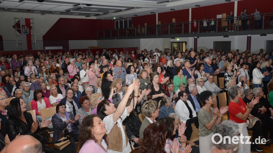 Die Fans der &quot;Nockis&quot; sind begeistert. Die Handy sind immer im Einsatz, um dieses unvergessliche Erlebnis festzuhalten. Bild: bey