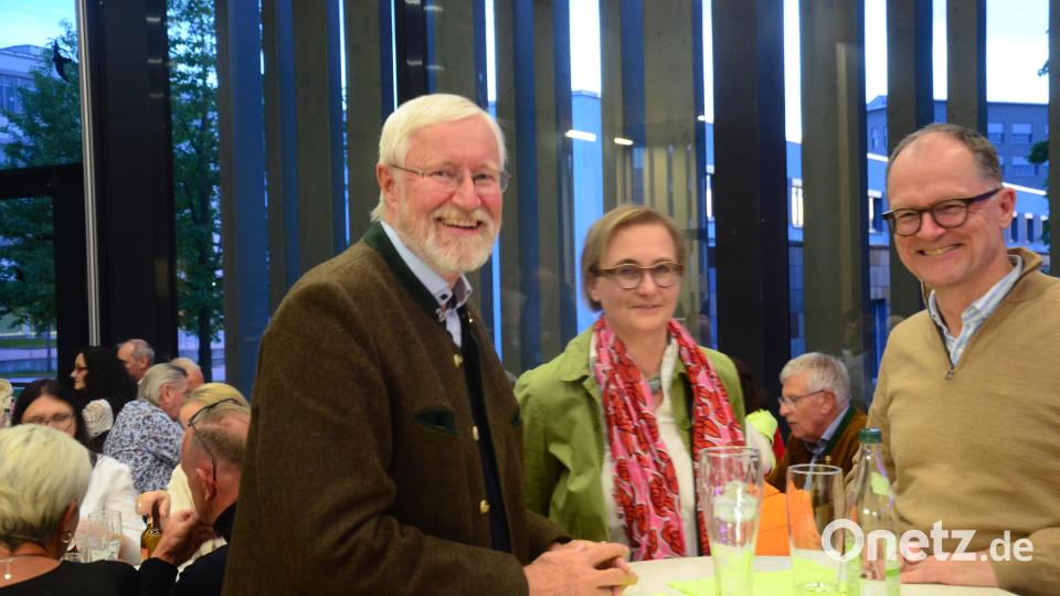 Smalltalk an den Stehtischen durfte in dieser entspannten Atmosphäre natürlich auch nicht fehlen. Bild: Kunz