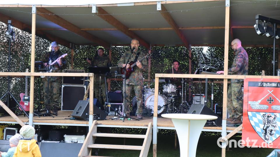 Die fünf Musiker des Heeresmusik-Chors aus Veitshöchheim bestreiten das Benefizkonzert im Pfarrgarten in Windischeschenbach. Bild: wrm