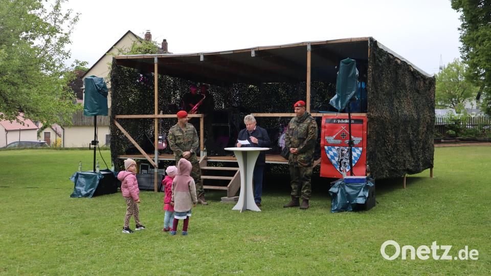 Zweiter Bürgermeister Erich Sperber begrüßt die 2. Batterie des Panzerartilleriebataillons 131. Bild: wrm