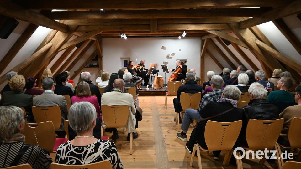Im voll besetzten Pirker Galeriesaal Schwab verbreiteten die drei Musiker argentinisches Flair zum Auftakt des Tangofestivals. Bild: kki