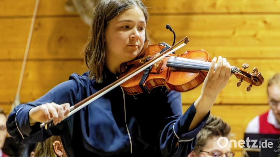 Violinsolistin Annya Rydkina spielt „Schindlers Liste“ beim Frühjahrskonzert des Musikverein Freudenberg. Bild: Hermann Koch