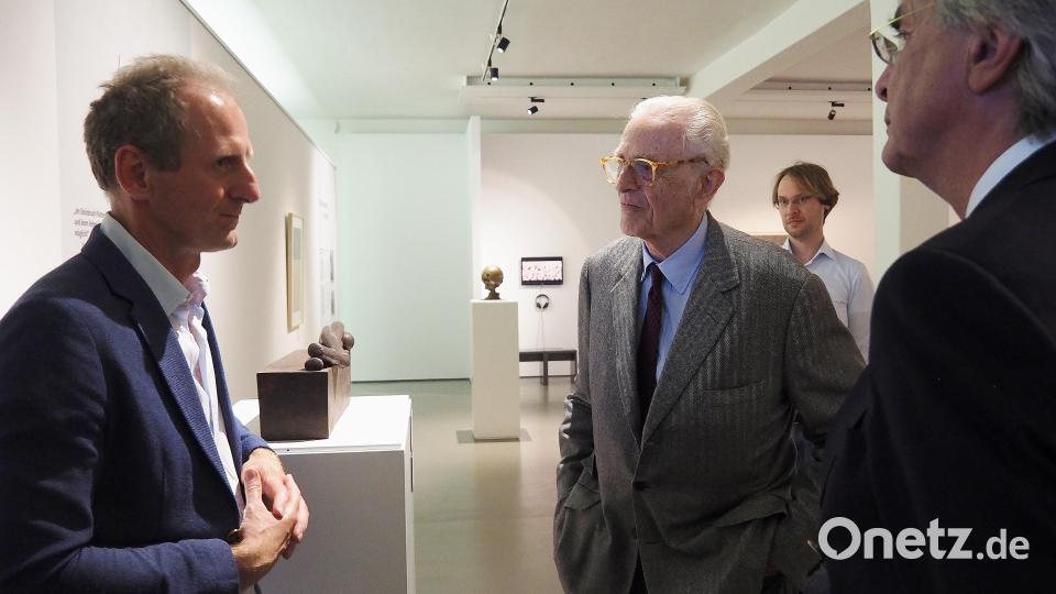 Gedenkstättenleiter Jörg Skriebeleit führt die Besucher durch die Ausstellungsräume. Bild: Bühner