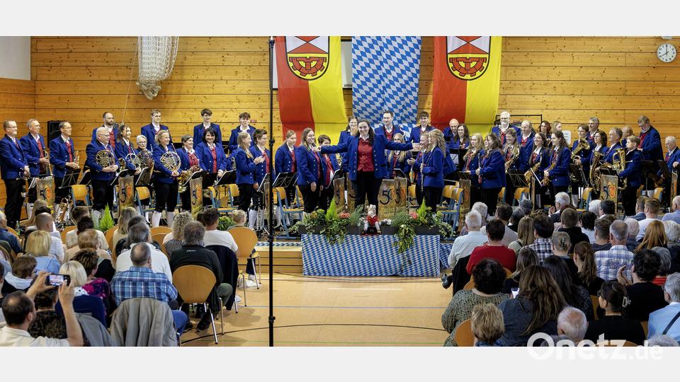 Das Orchester des Musikvereins Freudenberg mit Dirigentin Helena Goldbach Bild: Hermann Koch