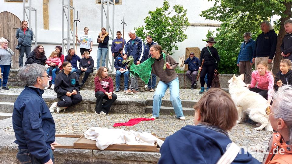 Der Auftritt der Puppenspielerin (Christiane Joiko) mit dem schauerlichen Drachen kann auf dem Neunburger Markt als eine Vorahnung auf das drohende Kriegsgeschehen gesehen werden. Bild: lg