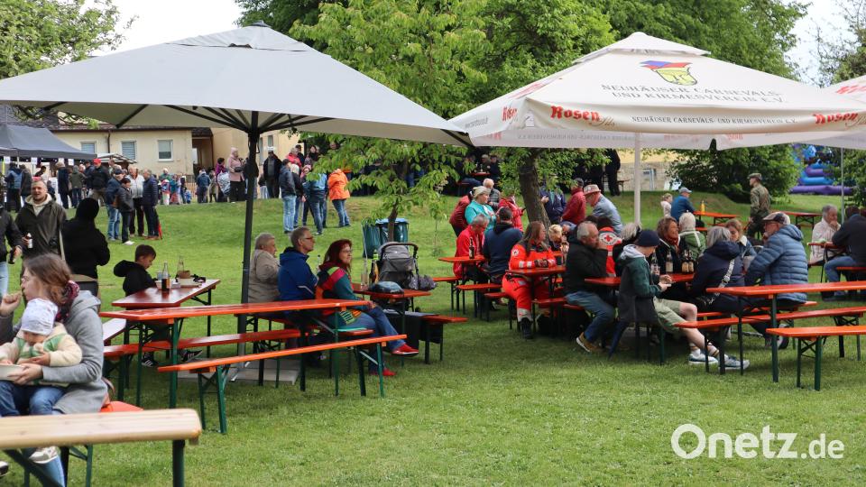 Trotz des unbeständigen Wetters kamen zahlreiche Besucher in den Pfarrgarten zum Benefizkonzert. Bild: wrm