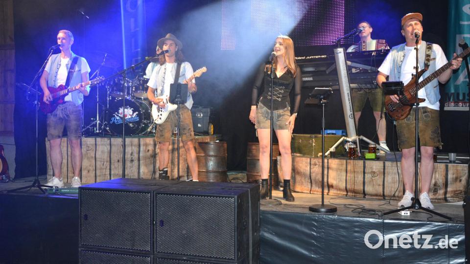 Zum vierten und vorerst letzten Mal spielte am Samstagabend beim 23. Hallenfest der Feuerwehr Pleußen die sechsköpfige Band „Pröllergeisda“ auf. Im Mittelpunkt stand Sängerin Laura mit ihrer klaren und mitreißenden Stimme. Bild: jr