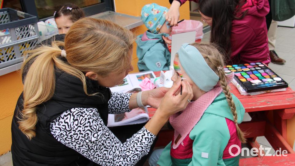 Mit einem großen Fest, zu dem gefühlt die Mehrzahl der Störnsteiner Einwohner kam, wurde die Einweihung des Umbaus der Kindertagesstätte Störnstein St. Franziskus gefeiert. Dazu gehörte natürlich auch eine Schminkecke. Bild: prh