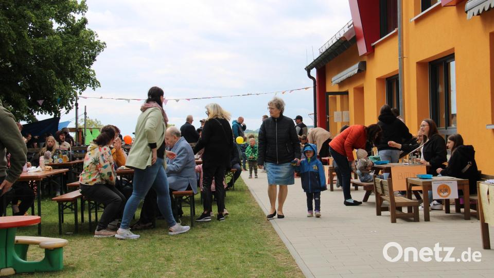 Trotz kühler Temperaturen ließen es sich die Störnsteiner nicht nehmen, die Einweihung ihrer Kindertagesstätte zu feiern. Bild: prh