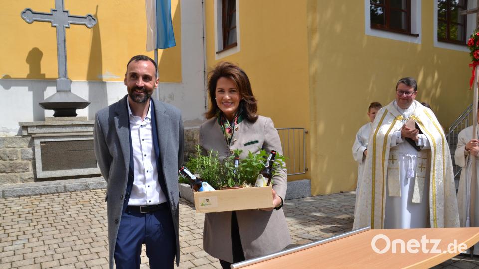 Bürgermeister Armin Bulenda überreichte Staatsministerin Michaela Kaniber ein Moosbacher Gewürz- und Bierkästchen. Bild: gi