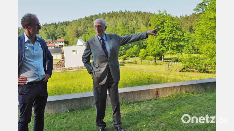 Je länger Herzog Franz von Bayern in der Gedenkstätte verweilt, desto mehr Erinnerungen kommen auf. Bild: Bühner