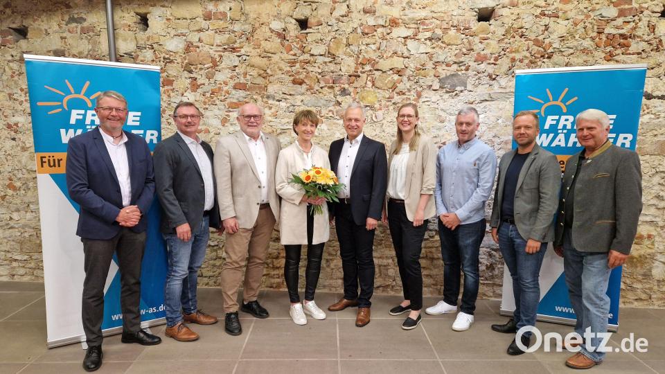 Blumen für die Gattin des Bürgermeisterkandidaten gab es beim Fototermin der Wählergruppe Einheitsblock Freie Wählerschaft in der Burg Dagestein mit (von links) FW-Landesvize und Kreisvorsitzendem Hans Martin Grötsch, Karl Ruppert, Wilhelm Ertl, Maria Grädler, Bürgermeisterkandidat Thorsten Grädler, Lisa Dotzler, Andreas Lukesch, Landtagsabgeordnetem Bernd Heinisch und Franz Zeilmann. Bild: Dominik Gruber