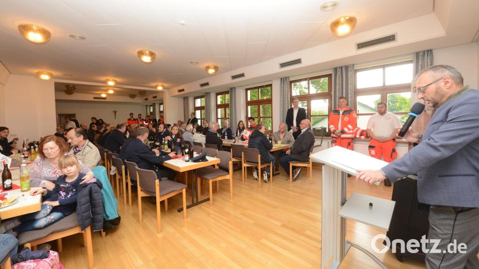 Bürgermeister Markus Bauriedl dankte den Helfern vor Ort für ihren dauerhaften Einsatz und nannte diesen &quot;einen wertvollen Beitrag zur Sicherheit und Lebensqualität in Waidhaus&quot;. Bild: bey