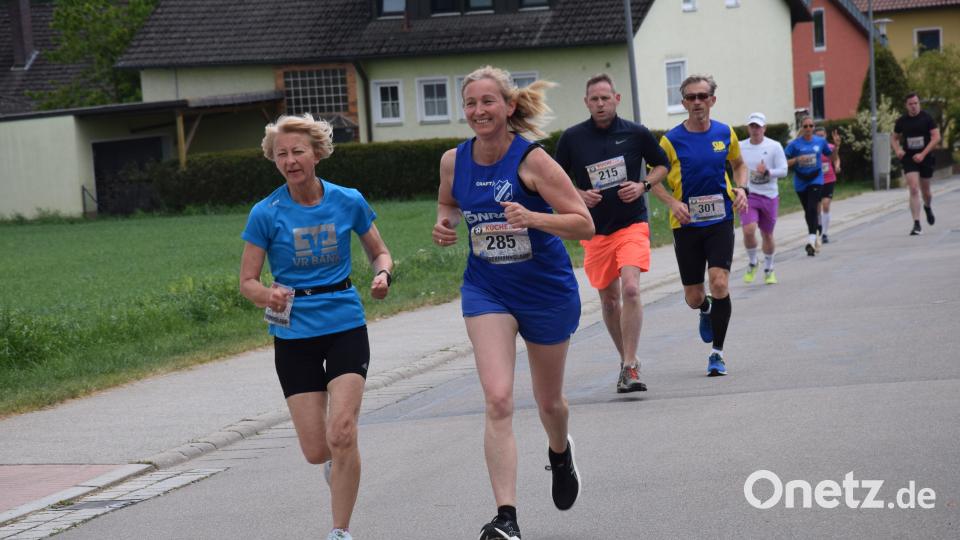 Gerecht verteilt waren die kleinen und großen Wadlbeißer am Kirchberg beim 34. Jedermannslauf in Ebermannsdorf. Links Marion Fuchs, LSG Edelsfeld, rechts Carmen Grahlmann vom Lauftreff SV Illschwang. Bild: bö
