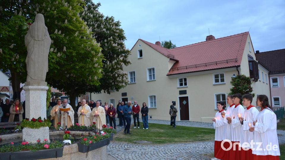 Mit dem Gebet am Theresienbrunnen am Therese-Neumann-Platz in Konnersreuth endete am Samstagabend die Feier. Im Hintergrund das sanierte Reslhaus, das am 20. Juli den kirchlichen Segen erhalten wird. Bild: jr