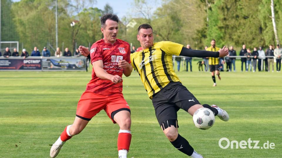 Der FC Tirschenreuth (rechts Manuel Dürbeck in der Partie beim TSV Waldershof/1:4) trifft am Mittwoch im ersten Relegationsspiel zur Bezirksliga auf den TSV Kirchenlaibach. Bild: Gebert