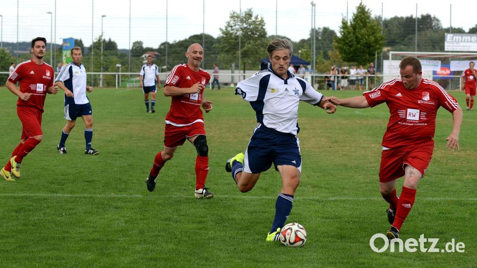 Das Sternstunden-Team war schön öfter zu Gast in der Region. Hier eine Spielszene beim SV Inter Bergsteig mit Ski-Rennläufer Gerd Schönfelder. Im Hintergrund (Zweiter von links) beobachtet Sportmoderator Marcus Othmer die Szene. Jetzt kommen die Sternstunden-Fußballer zum Jubiläum des SV Illschwang. Archivbild: Petra Hartl