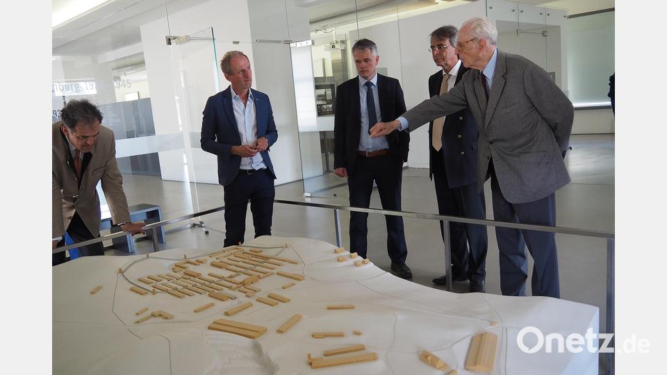 Gedenkstättenleiter Jörg Skriebeleit führt die Besucher durch die Ausstellungsräume. Bild: Bühner, Siegfried [sbü] (SIEGBUEH@T-ONLINE.DE)