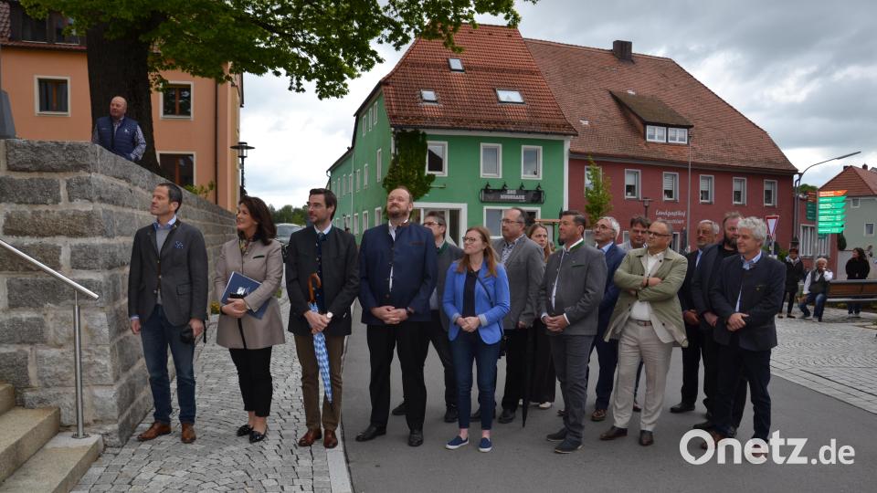 Die Ehrengäste bei der Segnung des Marktplatzes. Bild: gi