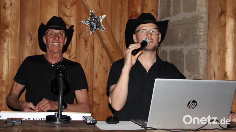 Die DJs Reinhard (links), Jürgen (rechts) sowie Sebastian (nicht auf dem Bild) heizten den Linedancern richtig ein. Auf einer Leinwand wurde die Playlist angezeigt. Bild: lep