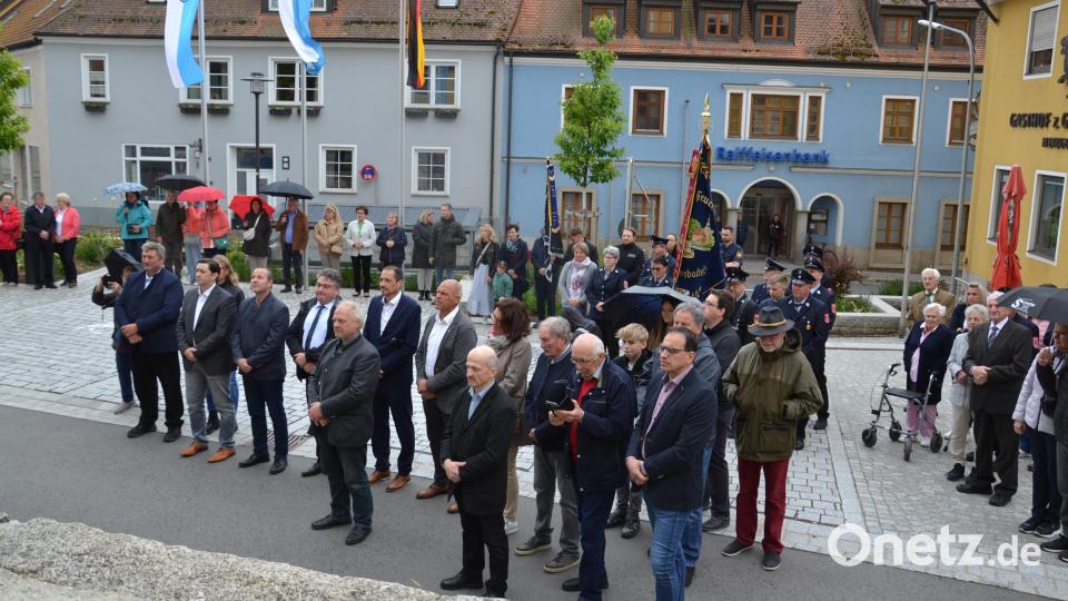 Aufmerksam verfolgten die Bürger die Segnung des neu gestalteten Marktplatzes. Bild: gi