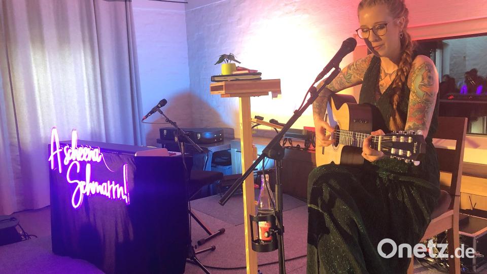 Das Kabarett in Falkenberg mit Sara Brandhuber war ein voller Erfolg. Die Künstlerin debütierte in Falkenberg mit ihrem neuen Solo-Programm “A scheena Schmarrn&quot;. Bild: wro