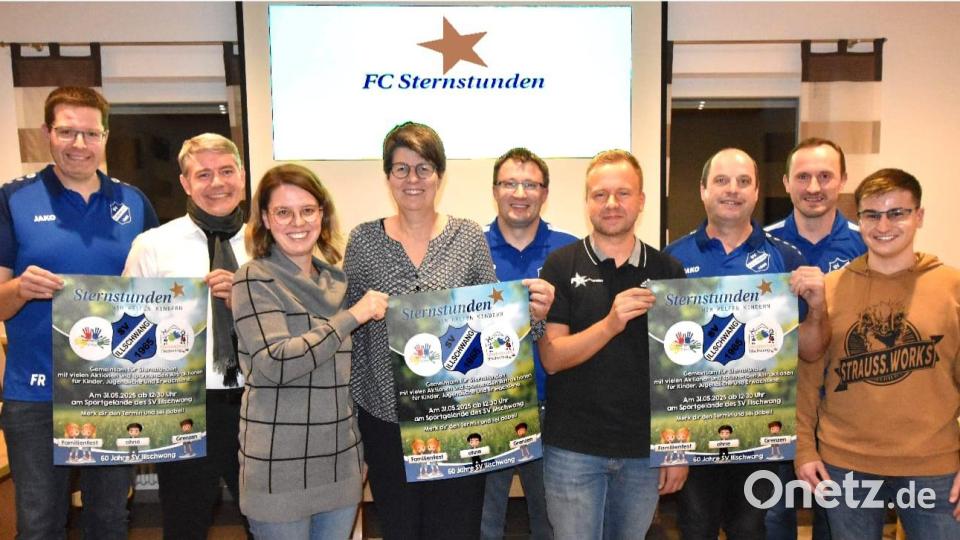 Bei der Programm-Präsentation: (von links) Florian Roth (SVI-Festausschuss), Markus Löösl (musikalischer Leiter Bayerwaldrebellen), Anna Jobst (Förderverein Kita St. Vitus). Rektorin Gabi Pirner, Organisationsleiter Holger Kellner, MdL Bernhard Heinisch (Organisation FC Sternstunden für die Oberpfalz), Georg Graf (Trainer des All-Star-Teams des SVI), .Vorsitzender Martin Luber und Patrick Sellner (SVI Festausschuss). Bild: Norbert Weis