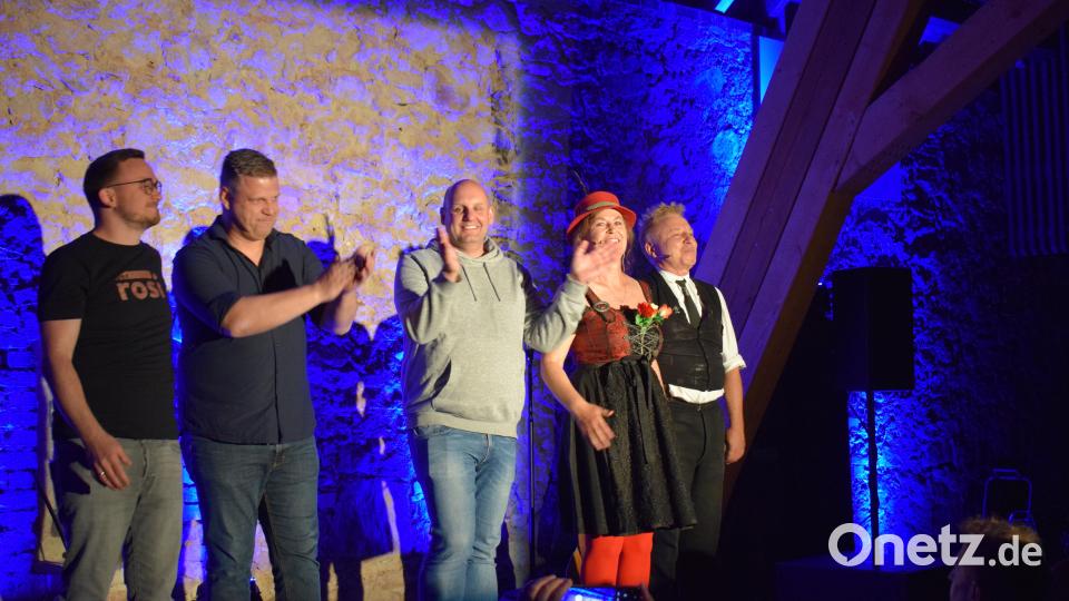 Die Neuauflage von &quot;Live im Schlossbauern-Stodl&quot; ist wieder ein großer Erfolg. Als Gute-Laune-Garanten erweisen sich (von links) Moderator Stephan &quot;Rosi&quot; Rosner, die Kabarettisten Ralf Winkelmoser und Christoph Maul sowie die Isarfischer. Bild: bnr