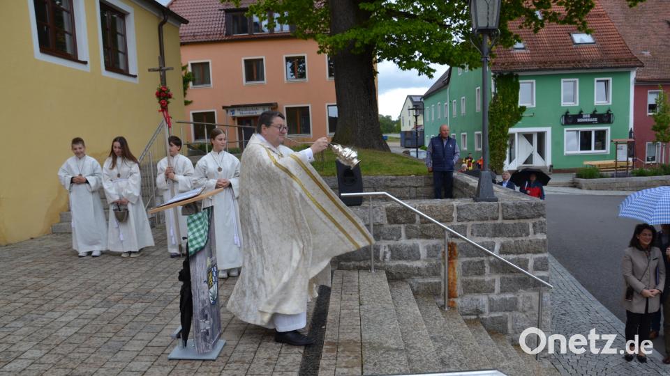 Pfarrer Udo Klösel segnete den neuen Marktplatz in Moosbach. Bild: gi
