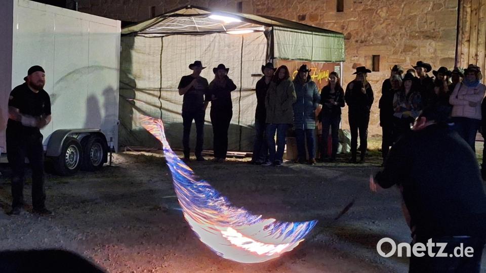 Am späten Abend führte die Feuergruppe „Ardere Lilium“, die aus Mitgliedern der historischen Gruppe „Stiber-Fähnlein“ aus Sulzbach-Rosenberg besteht, eine tolle Feuershow auf. Bild: lep