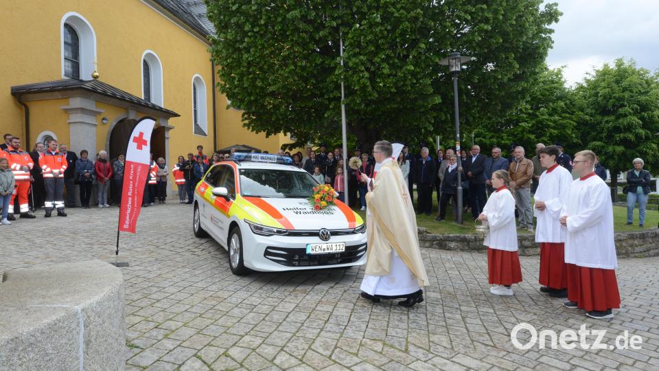 Stadtpfarrer Adam Karolczak segnete das neue Einsatzfahrzeug der Helfer vor Ort Waidhaus. Bild: bey