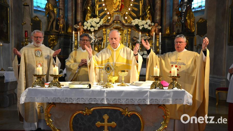Pfarrseelsorger Pater Benedikt Leitmayr, Diakon Konrad Niederländer, Weihbischof Reinhard Pappenberger und Pfarrer Klaus Leist (von links) zelebrierten gemeinsam den Festgottesdienst in der Konnersreuther Pfarrkirche. Bild: jr