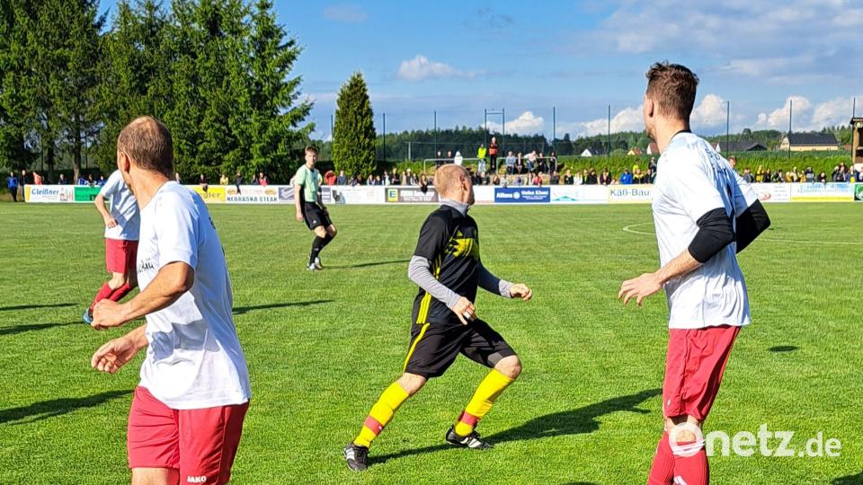 Die SG Püchersreuth/Floß besiegte den TSV Kastl im Elfmeterschießen und steigt in die Kreisklasse auf. Bild: msh