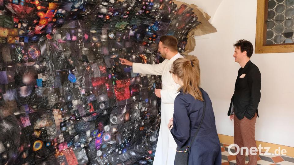 Im Weltraum versinken: Staunend betrachten die Vernissage-Gäste ein Bühnenbild, das sich aus Fotosammlungen alter Weltraum-Magazine zusammensetzt. Bild: do
