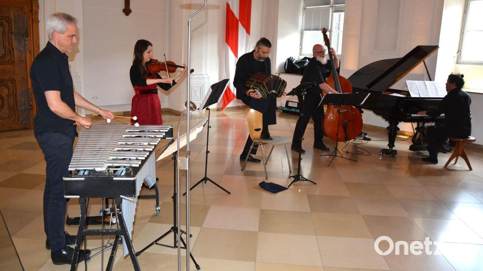 Das „Fracanapa New Tango Quintet“ mit den Musikern (von links) Oli Bott, Susanne Hofmann, Santiago Cimadevilla, Winfried Holzenkamp und Gabriel Nunez. Das international zusammengesetzte Quintett begeisterte mit Tango in Waldsassen. Bild: jr