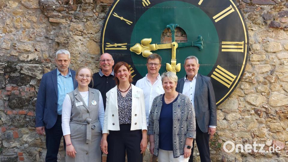 Es war an der Zeit, dass die Frühförderstelle in Auerbach ihre Arbeit aufnimmt (von links): Thomas Schieder (Leiter Jugendamt Landkreis Amberg-Sulzbach), Anna Schweiger (Fachbereichsleitung Auerbach), Eduard Freisinger (Vorstandsvorsitzender Lebenshilfe Amberg-Sulzbach), Melanie Dietrich (Bereichsleitung Frühe Kindheit), Dieter Hofmann (Vermieter), Kathrin Panek (Geschäftsleitung Lebenshilfe Amberg-Sulzbach) und Bürgermeister Joachim Neuß bei der Eröffnung. Bild: mfh