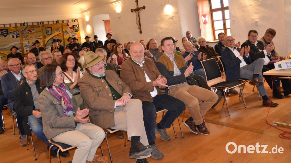 Zahlreiche Gäste kommen zur Eröffnung des neu gestalteten Jagdmuseums ins Schloss. Burgtreswitz. In der ersten Reihe die Ehrengäste: Severin Wejbora, Leiter der Landesjagdschule, der Generalsekretär des Landesverbandes, Robert Pollner (Zweiter und Dritter von links), Zweiter Bürgermeister Bernhard Rom, Pfarrer Udo Klösel und Stellvertretender Landrat Albert Nickl (von rechts). Bild: gi