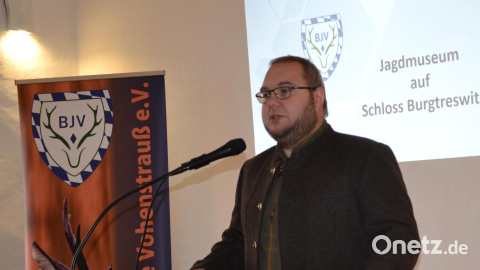 Der Vorsitzender der BJV-Kreisgruppe Vohenstrauß, Michael Kraus, begrüßt die vielen Besucher im Festsaal. Bild: gi