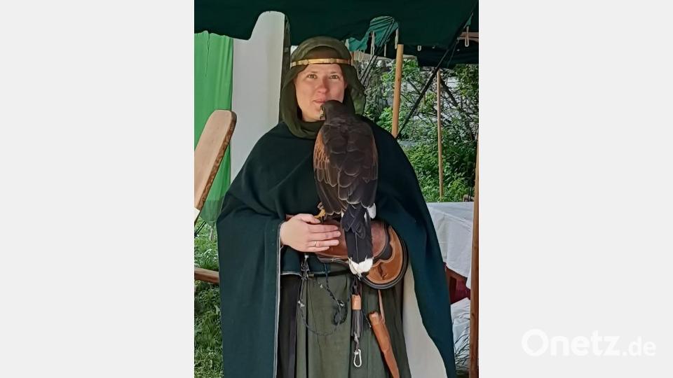 Die adeligen Frauen auf der Burg kämpfen zwar nicht, gehen aber gerne mit ihrem Falken auf die Jagd. Bild: Ritter von der Zarg
