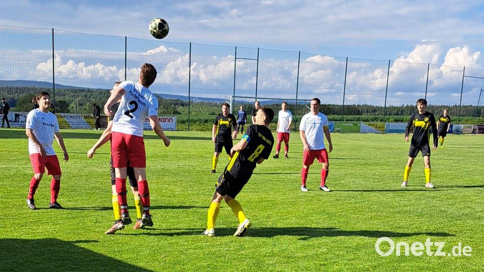 Die SG Püchersreuth/Floß besiegte den TSV Kastl im Elfmeterschießen und steigt in die Kreisklasse auf. Bild: msh