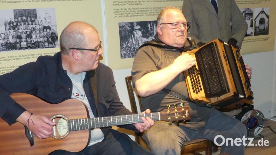 Luk Schieder (rechts) und Jürgen Walbert begleiten humorvoll die Geschichten Reinhard Fütterers. Bild: rn